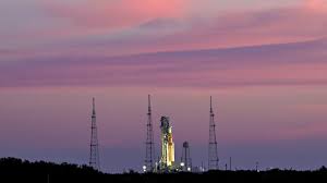 50 ஆண்டுகளுக்குப் பின் நிலவை நோக்கி மனிதன்: நாசாவின் 'ஆர்டெமிஸ் II' விண்கலம் வெற்றிகரமாகப் பாய்ந்தது!